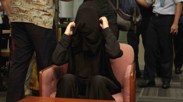Pekerja seks komersial saat diamankan petugas. 
