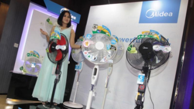 Sales promotion memperlihatkan produk Midea. (Istimewa-Midea)