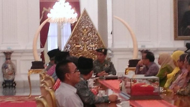 Jokowi pakai baju militer 