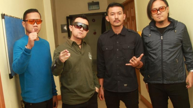 Rio Dewanto dan The Fly