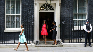 Gaya modis Sasha dan Malia Obama di Inggris