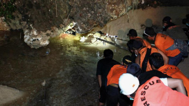 Evakuasi korban tebing karang lonsor