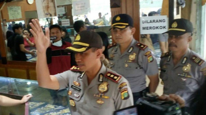 Polisi jaga toko emas 