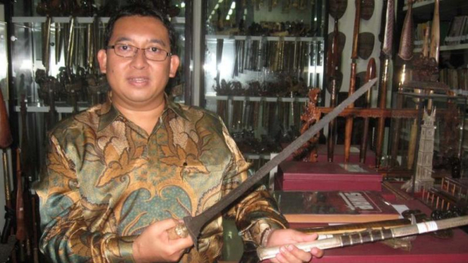 Fadli Zon dengan keris koleksinya.