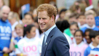 Serunya Pangeran Harry Menyanyi Bersama Coldplay