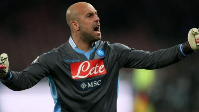  Pepe Reina saat berseragam Napoli