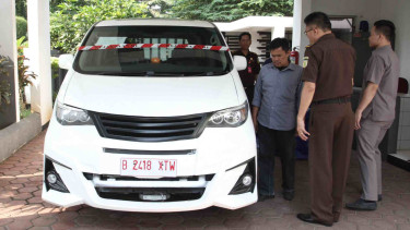 Kejaksaan Agung sita barang bukti kasus mobil listrik proyek Dahlan Iskan beberapa waktu silam. 