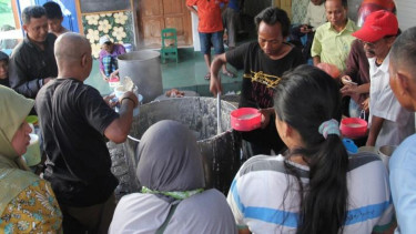 Bubur Samin di Masjid Darussalam, Jayengan, Solo.