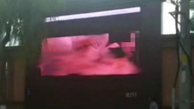 Papan iklan digital yang menayangkan video porno.