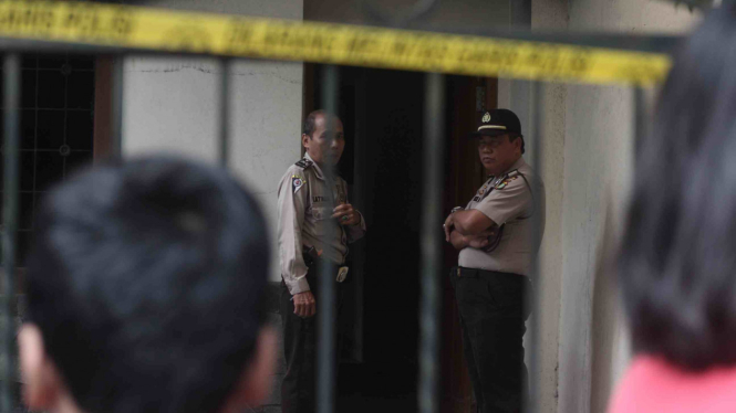 Petugas di lokasi perampokan.