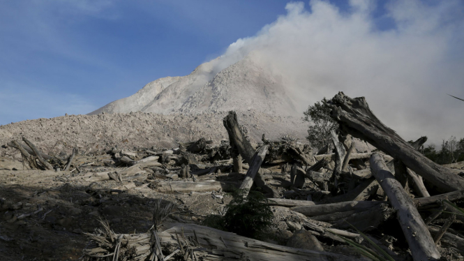 Gunung Sinabung erupsi