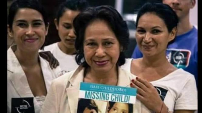 Margriet Christina Megawe didampingi anaknya Yvone Megawe dan Christina.