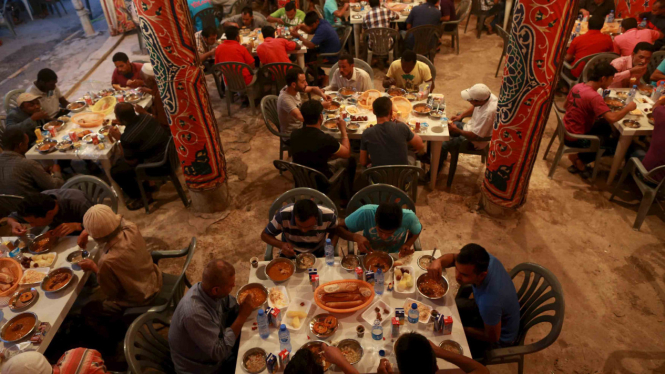 Ilustrasi suasana berbuka puasa