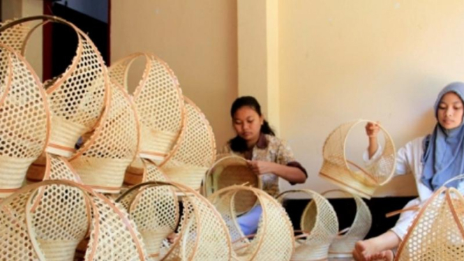 Perajin kerancang parcel bambu