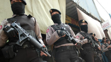 Petugas polisi bersenjata lengkap