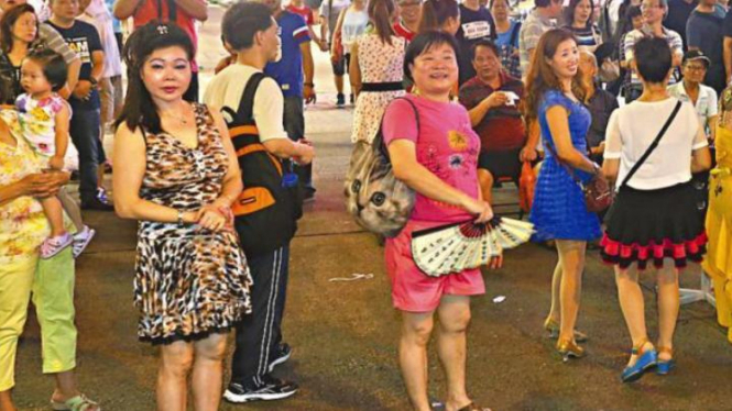 Kelompok penari wanita paruh baya di Hong Kong.