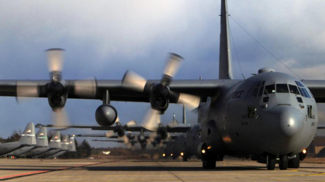 Barisan pesawat C-130 Hercules.