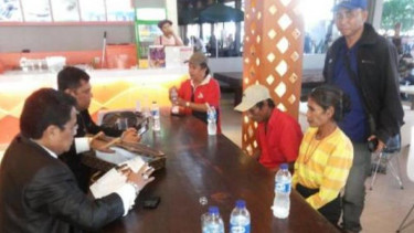 Ibu dan Kakak Agus saat bertemu Hotman Paris.