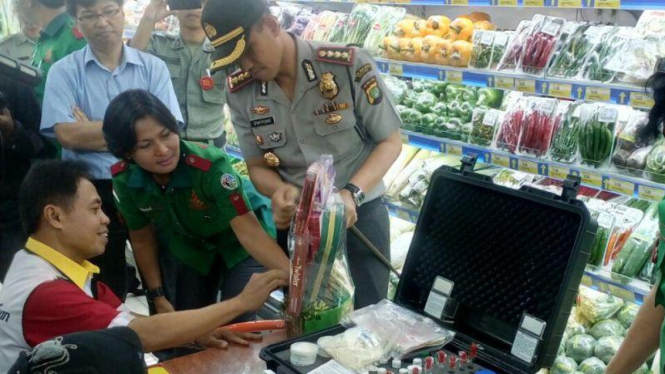 Wali Kota Depok (Kiri) saat melakukan sidak makanan dengan Kapolres.