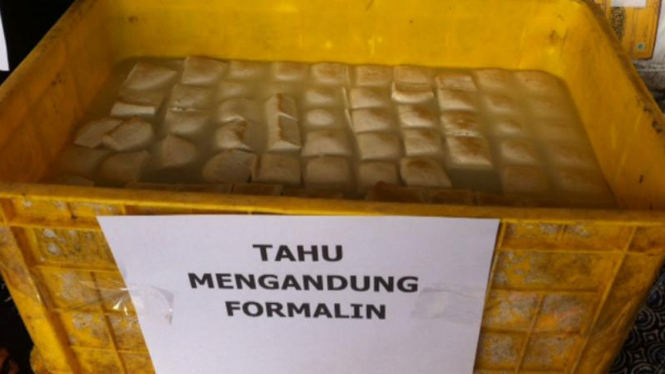 Polres Jakarta Pusat saat membongkar pabrik tahu berformalin