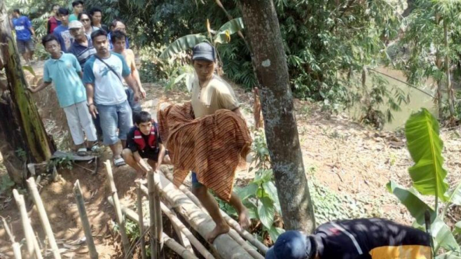 Jasad Syehan saat dibawa ke rumah duka.