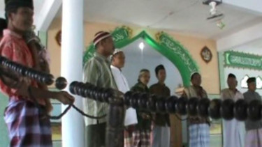 Tasbih sepanjang 40 meter di Kabupaten Polewali Mandar Sulawesi Barat.