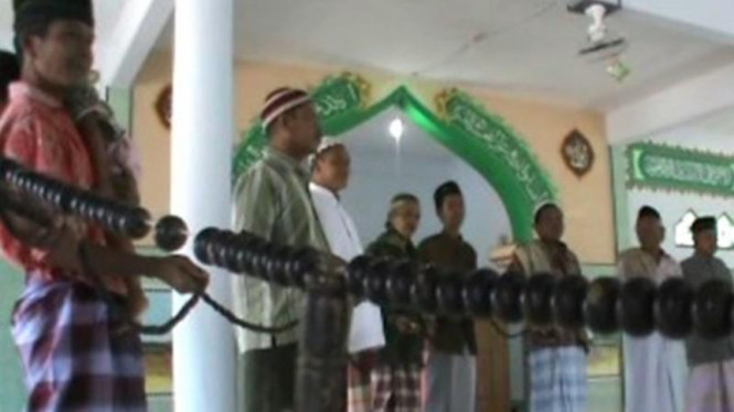 Tasbih sepanjang 40 meter di Kabupaten Polewali Mandar Sulawesi Barat.