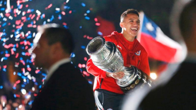 Pemain Chile, Alexis Sanchez, dan trofi Copa America
