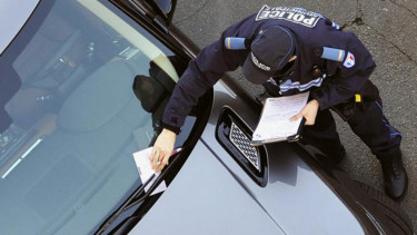 Ilustrasi polisi memberi surat tilang.