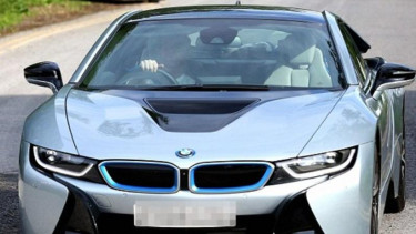 Wayne Rooney saat membesut mobil barunya ke tempat latihan.