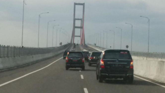 Jembatan Tol Surabaya-Madura (Suramadu)