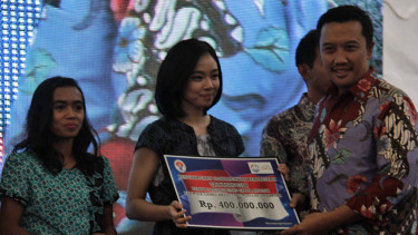 menpora dan koi berikan bonus kepada atlet peraih medali SEA Games 2015.