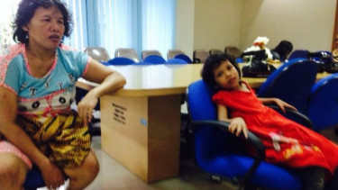 Putri Handayani (45) dan Neneng (8).