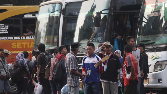 Ilustrasi suasana mudik menggunakan bus.