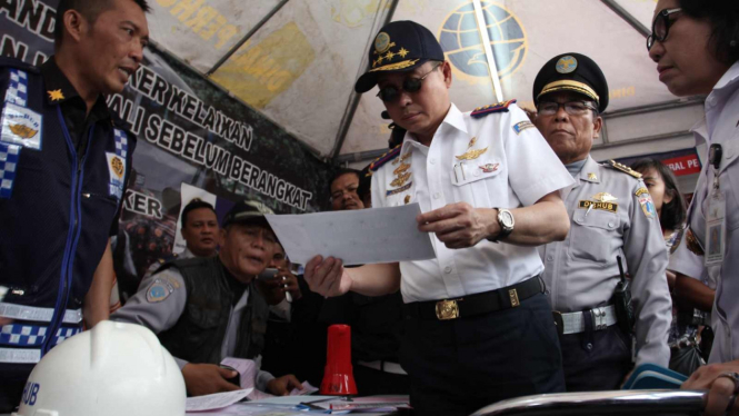 Menteri Jonan Kunjungi Terminal Kampung Rambutan