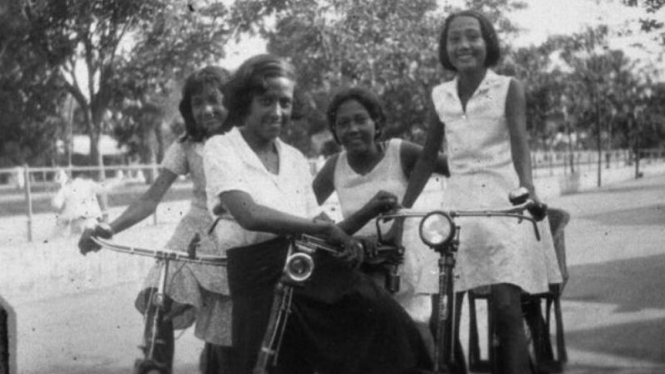 Perempuan Indo-Belanda koleksi Tropen Museum.