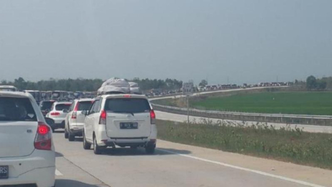 Kepadatan kendaraan pemudik di Tol Cipali