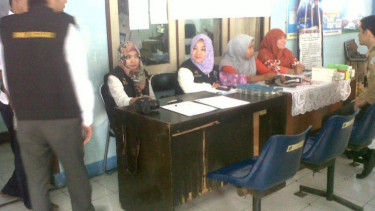 Tes urine sopir angkutan mudik lebaran 2015