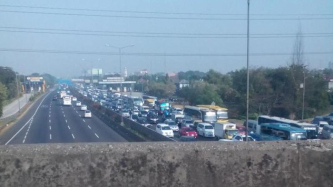 Ilustrasi  macet di Tol Cikampek.