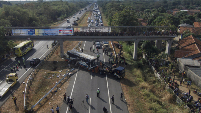 Kecelakaan bus di Tol Palikanci