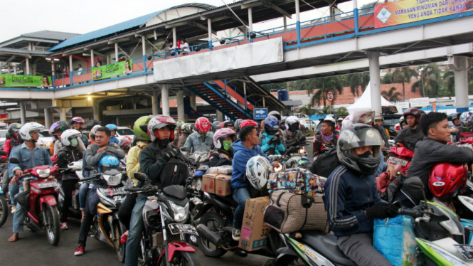 Pemudik di Dermaga I Pelabuhan Merak