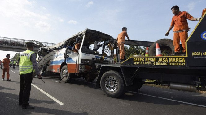 Polantas menjaga lokasi kecelakaan lalu lintas beberapa waktu lalu.