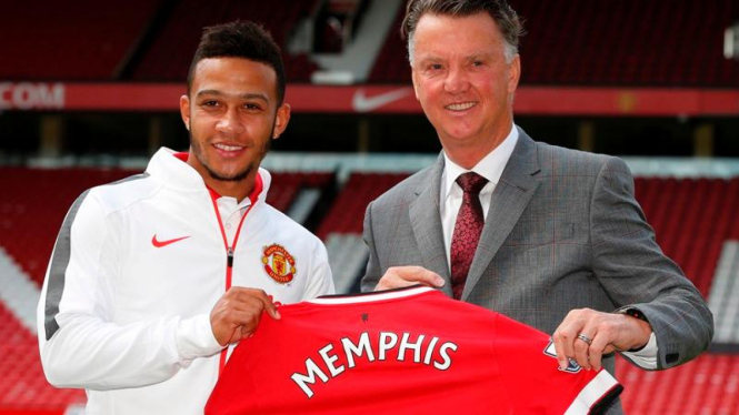 Memphis Depay (kiri) dan Louis van Gaal (kanan)