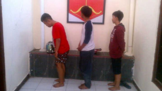 Tiga remaja ditangkap membawa senjata tajam saat tawuran.