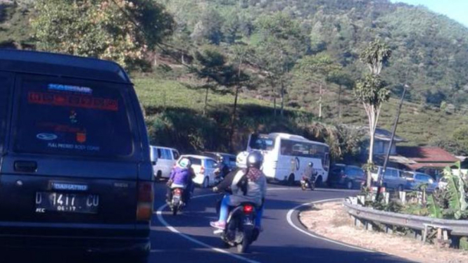 Kepadatan lalulintas di Puncak, Bogor.