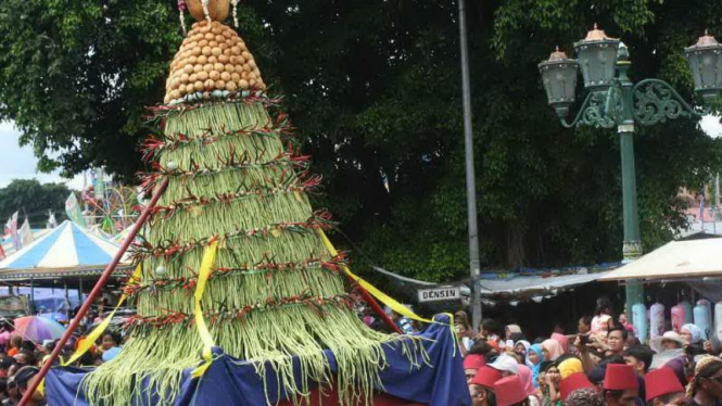Gunung Grebeg Syawal yang diusung para abdi dalem, Sabtu 18 Juli 2015.