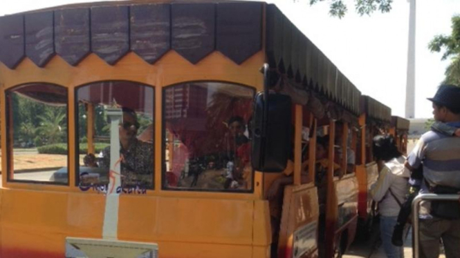Kereta wisata di Monas