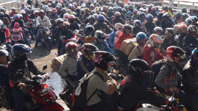 Pemudik yang mengendarai sepeda motor.