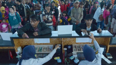 Ilustrasi pemudik yang antre beli tiket karcis kapal ferri di Pelauhan Bakauheni Lampung