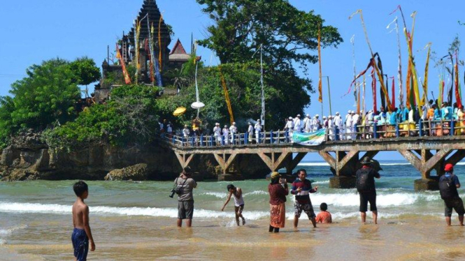 Pantai Balekambang Kecamatan Bantur, Malang